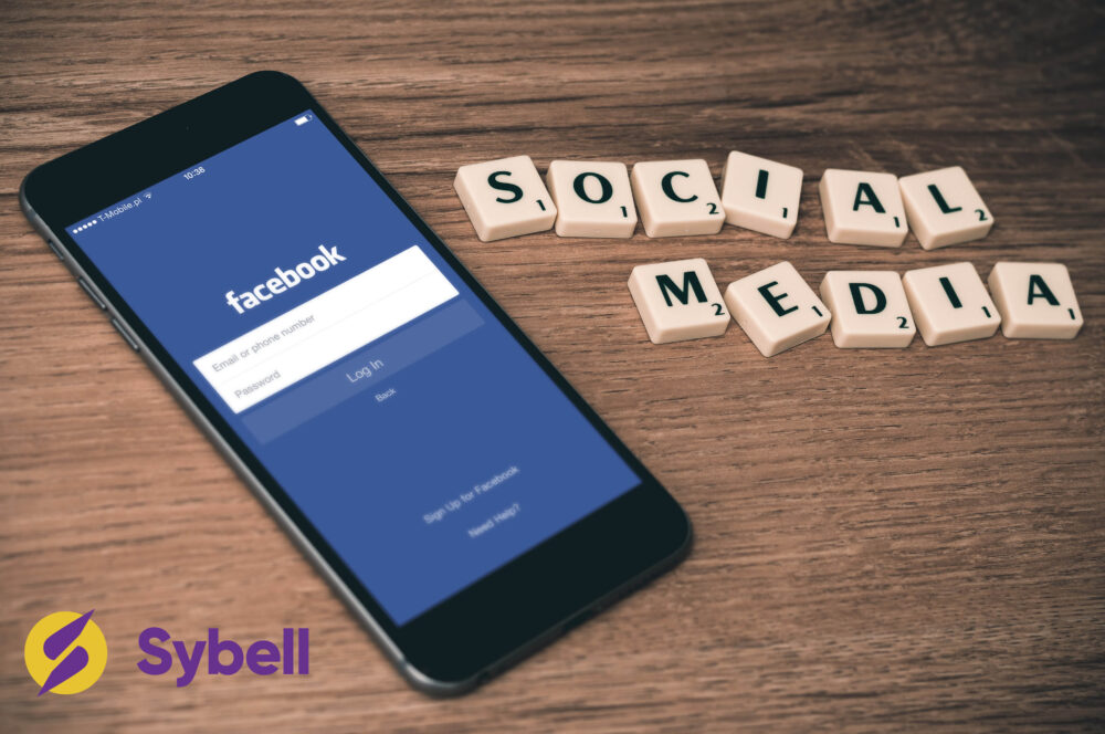 Céged weboldala az online marketing egyik legfontosabb eszköze, mely rengeteg új ügyfelet szerezhet vállalkozásodnak. Ehhez azonban a tökéletes megjelenés és a funkcionalitás nem mindig elegendő. A siker érdekében meg kell tanulnod kihasználni azokat a lehetőségeket, melyeket egy frissen létrehozott üzleti weboldal rejt magában, és el kell kerülnöd azokat a hibákat, melyeket továbbra is rengeteg vállalkozás elkövet. Ebben a bejegyzésben összegyűjtöttünk néhányat azok közül a lényeges dolgok közül, melyekre érdemes lesz odafigyelned, ha sikeres weboldalt szeretnél üzemeltetni! Ritkán frissülő tartalom Sok vállalkozás gondolja úgy, hogy egy jó megjelenésű weboldal már önmagában is vonzza a látogatókat.  Elég csak megterveznünk és elérhetővé tenni a neten, innentől kezdve pedig simán mennek a dolgok. Ez azonban ilyen formában nem igaz, hiszen a sikerért folyamatosan dolgozni kell. Abban az esetben, ha honlapunk nem kínál folyamatosan frissülő, érdekes tartalmat a látogatók számára, hiába is várunk a csodára. A rendszeresen frissülő, informatív kontent egyrészt vonzza az érdeklődőket, másrészt pedig a keresőoptimalizálás szempontjából is kiemelkedő jelentőséggel bír. Gyenge optimalizáltság És akkor el is jutottunk az online láthatóság szempontjából talán legfontosabbnak nevezhető tényezőig, a keresőoptimalizálásig.  Sokan úgy gondolják, a SEO mindössze a megfelelő kulcsszavak megfelelő mértékben történő használatáról szól, azonban ennél sokkal többről szól a történet. A keresőoptimalizálás terén rengeteg apró dolog szerepet játszhat abban, hogy a Google (vagy más, nagy keresőmotorok) segítségével tartalomra vadászó felhasználók rátaláljanak weboldaladra.  Oldalad betöltési sebességétől kezdve egészen a megfelelő domain név kiválasztásáig.  Éppen ezért az optimalizálással kapcsolatos feladatokat érdemes olyan, profi SEO-s csapatra bíznod, akik mindig képben vannak az optimalizáltsággal kapcsolatos trendek folyamatos változásával.  Reszponzivitás hiánya Az okoseszközök forradalmának köszönhetően manapság a legtöbb felhasználó a netet utazás közben, tableten vagy mobiltelefonján böngészi. Ez remek dolog, hiszen a magasfokú mobilitásnak hála weboldalad manapság bárhonnan, bármikor elérhető.  Abban az esetben persze, ha megjelenésével képes az új eszközök paramétereihez alkalmazkodni. Mivel az okostelefonok és tabletek kijelzője teljesen más módon jelenít meg egy honlapot, mint egy PC vagy egy laptop, így szükségessé vált a weboldalak alkalmazkodó, úgynevezett reszponzív tervezése.  A reszponzív design lehetővé teszi, hogy egy adott honlap minden eszközön esztétikusan, teljes funkcionalitásában legyen képes megjelenni, az adott képernyőméretekhez és egyéb, fontos paraméterekhez igazodva.  Abban az esetben, ha saját oldalad nem reszponzív, rengeteg látogatót veszíthetsz, ami nagy valószínűséggel a potenciális ügyfelek csökkenéséhez is vezet. Gyenge online marketing Lehet egy weboldal megjelenése bármilyen tökéletes, működhet akármilyen jól, ha az emberek nem hallottak róla, nagy valószínűséggel nehezen fognak rátalálni. A láthatóság szempontjából természetesen fontos a SEO, azonban önmagában nem elég, ha csak a Google keresésekre hagyatkozol. Egy igazán sikeres weboldalanak szüksége van egy jól felépített online marketingstratégiára, melyben a közösségi médiában való jelenlét mellett a PR-tartalmak, blogok vagy épp a fizetett hirdetések is szerepelnek.  Minél több helyen, minél kreatívabb módon vagy jelen, annál nagyobb valószínűséggel hívhatod fel magadra a kíváncsi netezők figyelmét, akikből, már csak weboldalad tartalmán múlik, hogy aktív ügyfél lesz-e vagy passzív látogató!