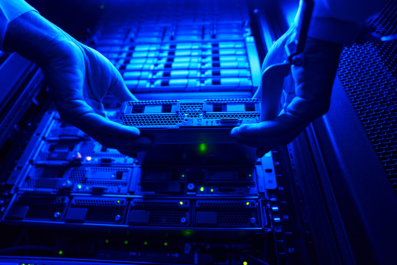 Mitől gyorsabb ha a prémium hardver kiegészítőt használunk? Mi az a prémium hardver? AMD EPYC CPU és NVMe SSD – miért gyorsabb tőle a weboldal betöltése?
